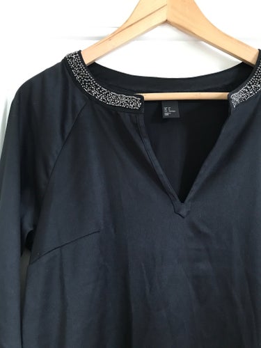 Svart satinklänning med pärlbroderi och murarkrage broderad satin lågt utrop