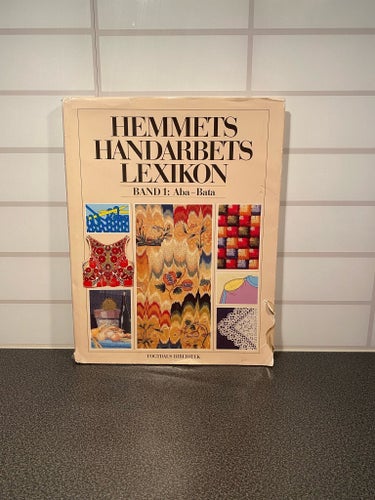 Det första bandet av Hemmets Handarbetslexikon 1989..