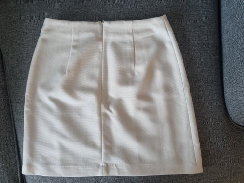 H&M vit/creme mini kjol, storlek 36