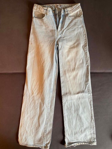 Paket med 3 jeans i blått, beige och svart. Från 157, Shein, H&M. Storlek 36 o S