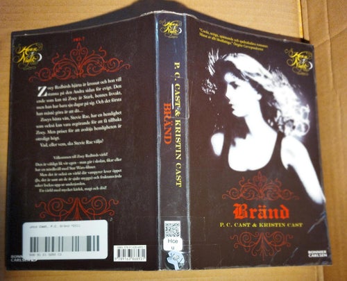 Bränd av P. C. Cast, Kristin Cast. bok, Good plus. BM. fuktskadad