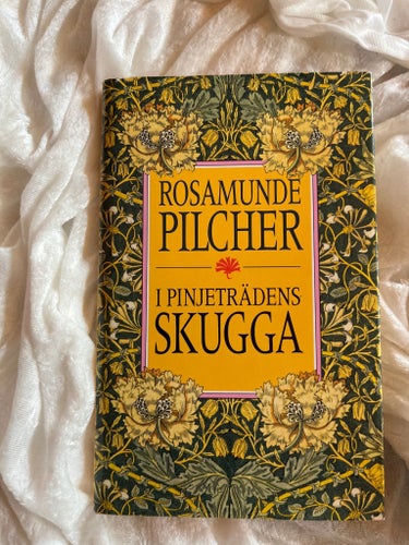 I PINJETRÄDENS SKUGGA av Rosamunde Pilcher, 1993