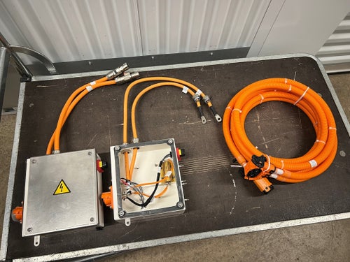 Arcol elektrisk kopplingsdosa med högspänningskablar