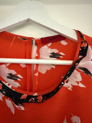 Hugo Boss orange/svart blus. Köp direkt 179kr