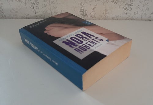 Livsfarlig utsikt av Nora Roberts, 2012. Pocket. 499 sidor.