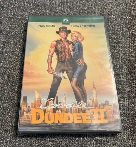 CROCODILE DUNDEE II (1988) INPLASTAD SVENSK UTGÅVA! SLUT I HANDELN SEN LÄNGE