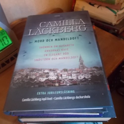 EN INBUNDEN BOK CAMILLA LÄCKBERG MORD OCH MANDELDOFT