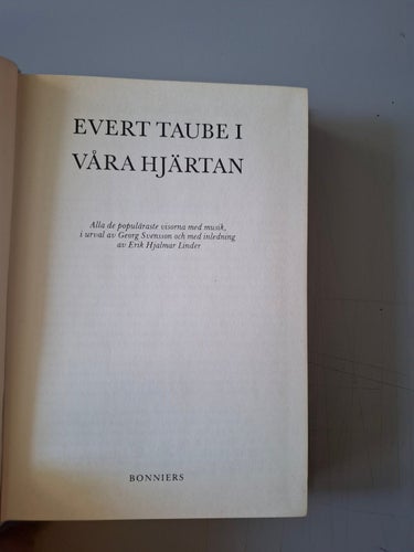 Evert Taube i våra hjärtan [Musiktryck] : alla de populäraste visorna med musik