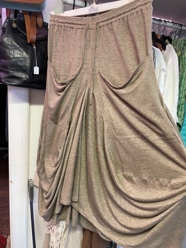 Rabalder beiga 100% linnekjol. Fickor fram. Draperad.