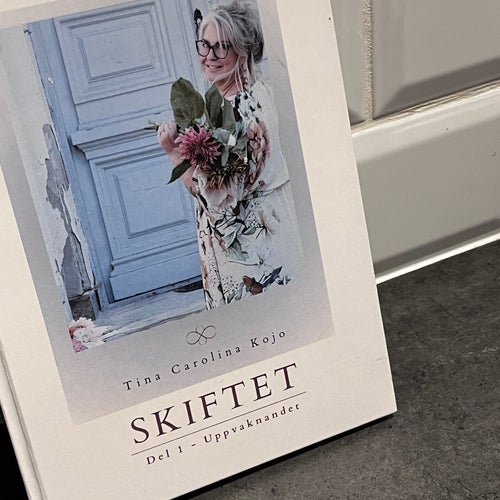 SKIFTET – Del 1: Uppvaknandet | Inbunden bok | Tina Carolina Kojo