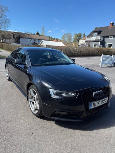 Audi svart bil