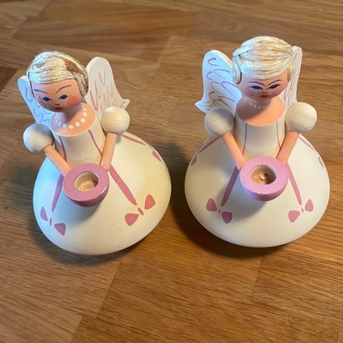 Två änglaljusstakar i trä