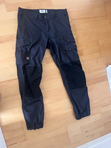 Fjällräven svart/ grå friluftsbyxor, storlek EU 44 / US 34