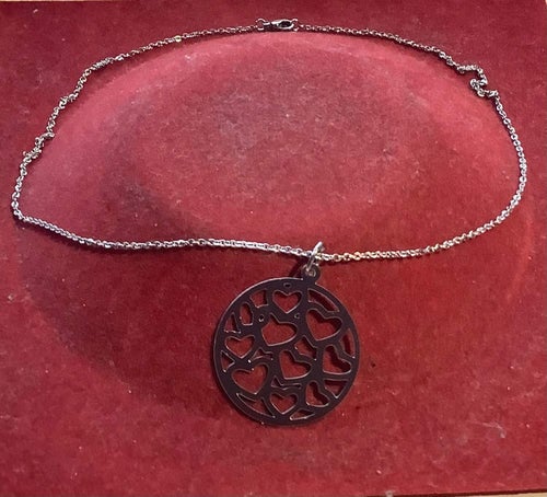 Nytt! Vackert halsband med stort hänge med hjärtan i (2271)