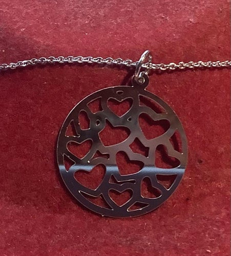 Nytt! Vackert halsband med stort hänge med hjärtan i (2271)