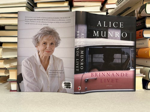 Brinnande livet av Alice Munro. Bok. Very Fine plus