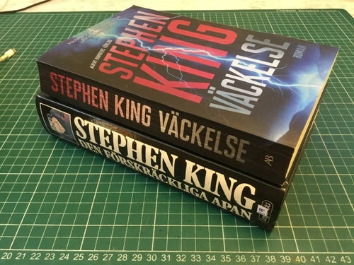 Stephen King x 5: Väckelse, Den förskräckliga apan, Köplust, Dimman, Blod säljer