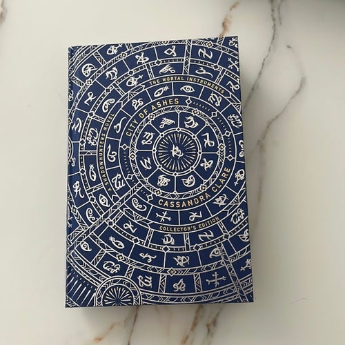 Collector’s edition: City of Ashes av Cassandra Clare
