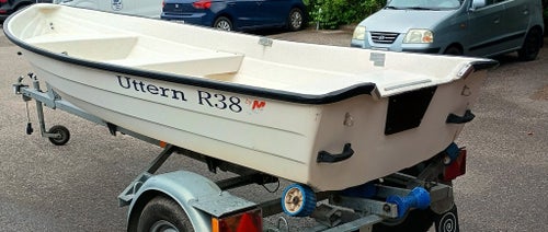 Uttern R38 med nya åror. Nästan i nyskick.