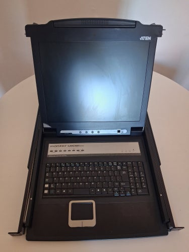 ATEN Master View Max KVM-switch med LCD-skärm och tangentbord