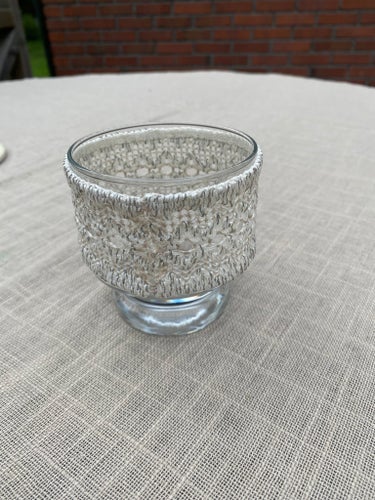 1 st retro ljuslykta i glas som är prydd med ett dekorativt hölje av näversöm