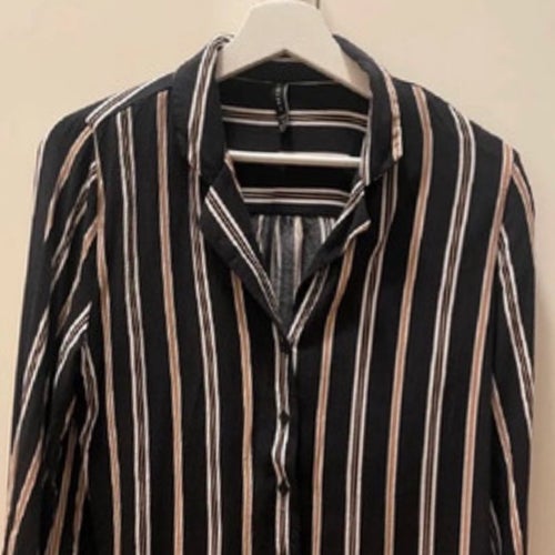 H&M svart, vit och beige skjorta, storlek S