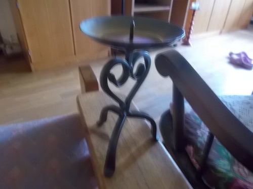 EN ÄLDRE MODEL BIL RÖD