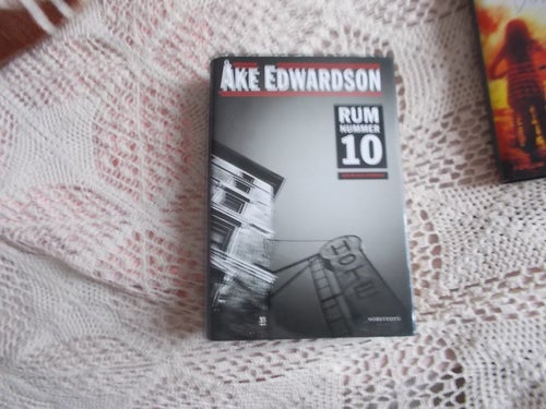 EN INBUNDEN BOK ANN ÅKE EDWARDSON RUM NUMMER 10