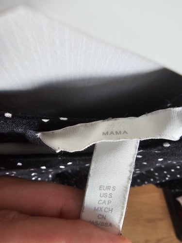 H&M MAMA – Svart prickig klänning, storlek S