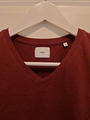 bläck vinröd t-shirt, storlek S