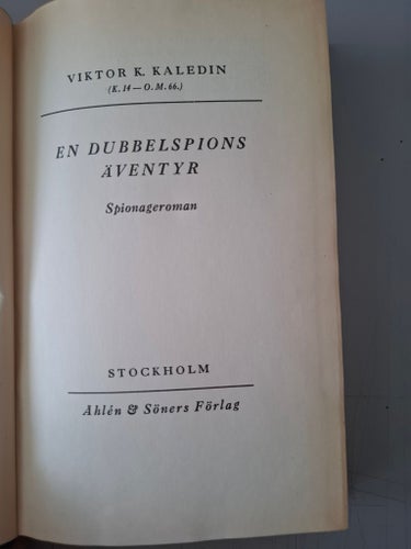 En dubbelspions äventyr. Spionageroman.