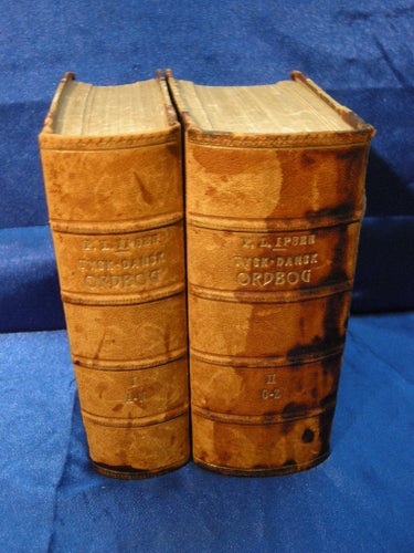 Tysk-Dansk Ordbog av P. L. Ipsen, 1906. Skinn, hel- eller halvfranskt band