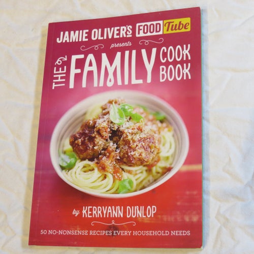 Jamie Oliver's Food Tube Presents The Family Cook Book av Kerryann Dunlop