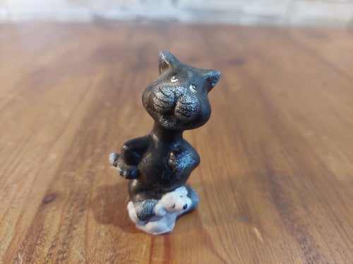 Charmig miniatyr Svart kattfigur med mus