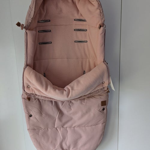 Ny åkpåse Bebe footmuff i färgen rosa & svart och i storlek one size