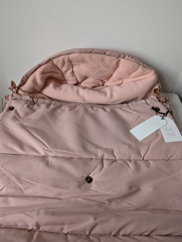 Ny åkpåse Bebe footmuff i färgen rosa & svart och i storlek one size