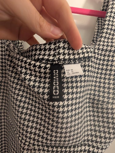 Divided by H&M svart, vit klänning, storlek 38