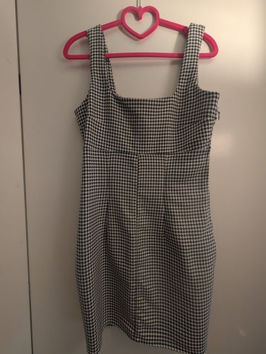 Divided by H&M svart, vit klänning, storlek 38