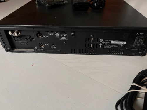 VHS-spelare med adapter och fjärrkontroll