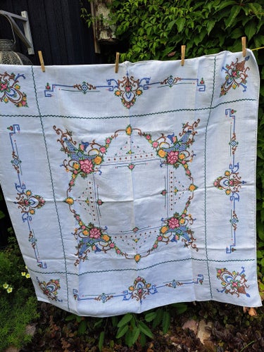Äldre broderad duk 125 x 125 cm
