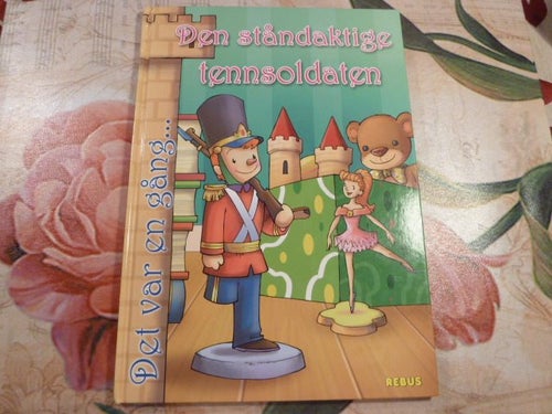 DEN STÅNDAKTIGE TENNSOLDATEN, BOK