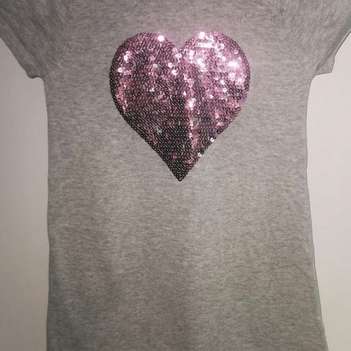 Grå topp kortarmad jumper med rosa paljett hjärta storlek 98/104