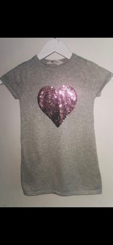 Grå topp kortarmad jumper med rosa paljett hjärta storlek 98/104