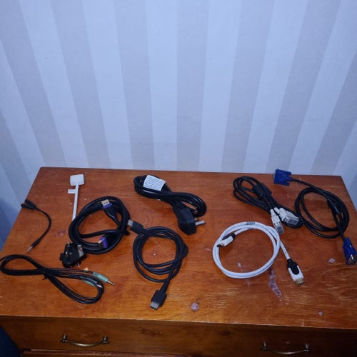 Stort kabelpaket med HDMI, VGA, ström och ljudkablar