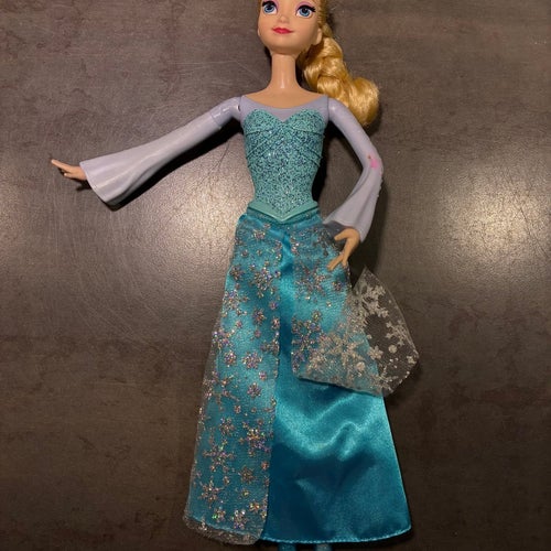 Äldre Elsa docka från Disney Frost med blå klänning i fint använt skick!