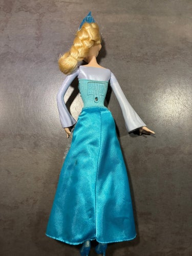Äldre Elsa docka från Disney Frost med blå klänning i fint använt skick!