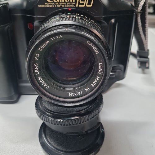 Canon T90 med två objektiv