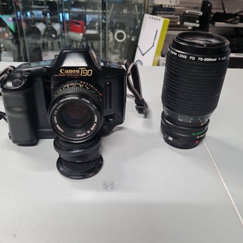 Canon T90 med två objektiv