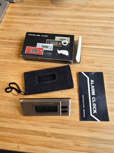 Retro Reseväckarklocka Quartz – Oanvänt skick (NOS) med svensk manual!