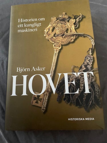 Hovet av Björn Asker, Historien om ett kungligt maskineri
